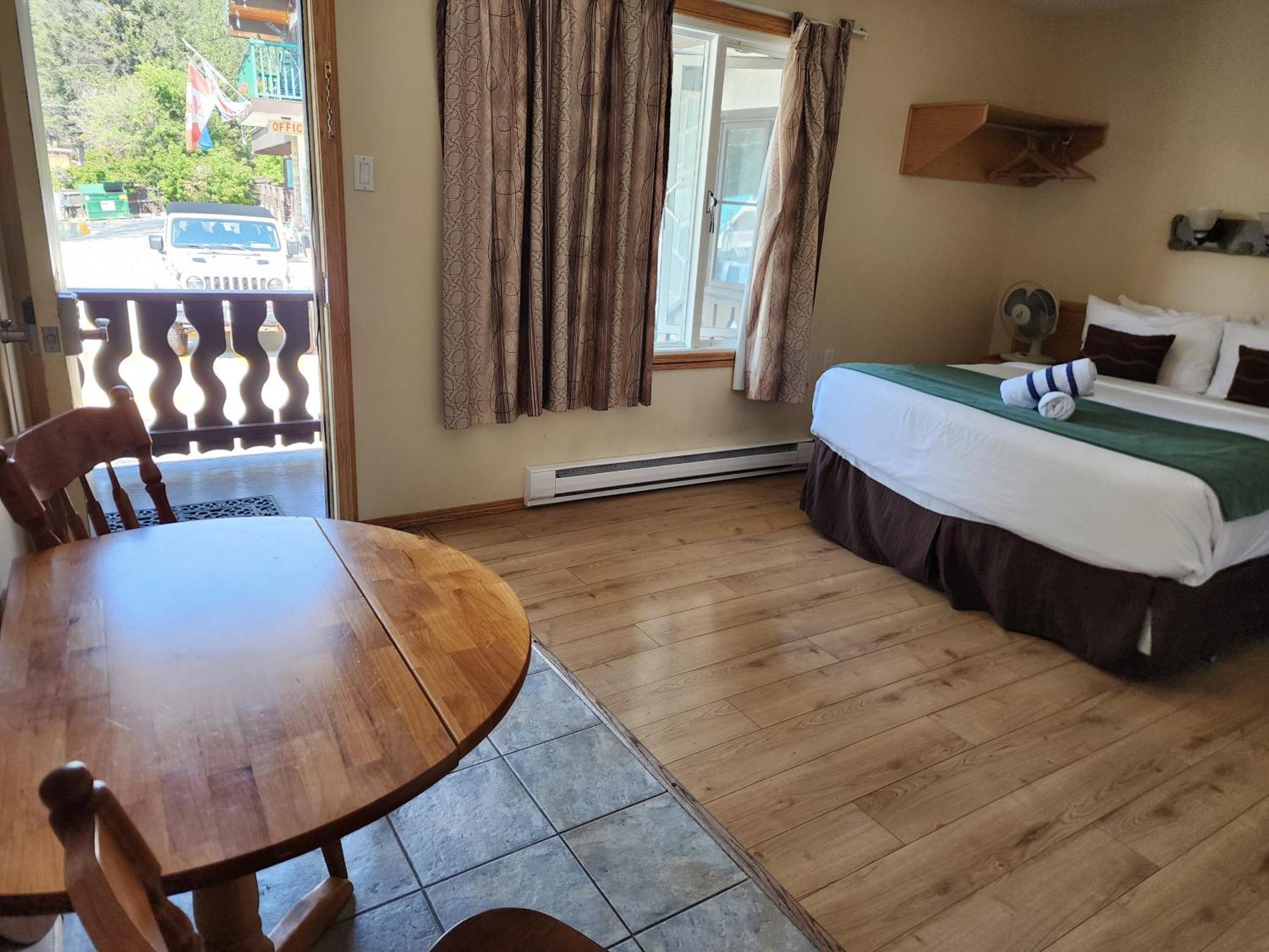 Motel Tyrol Рейдиъм Хот Спрингс Екстериор снимка