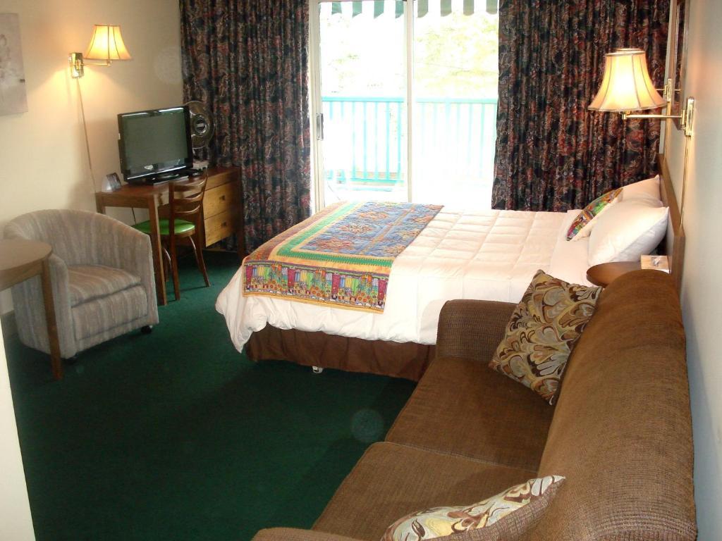 Motel Tyrol Рейдиъм Хот Спрингс Екстериор снимка